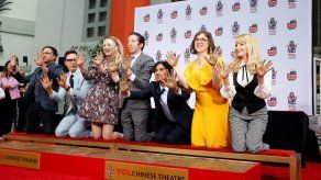 Estrellas de The Big Bang Theory dejan sus huellas en Hollywood