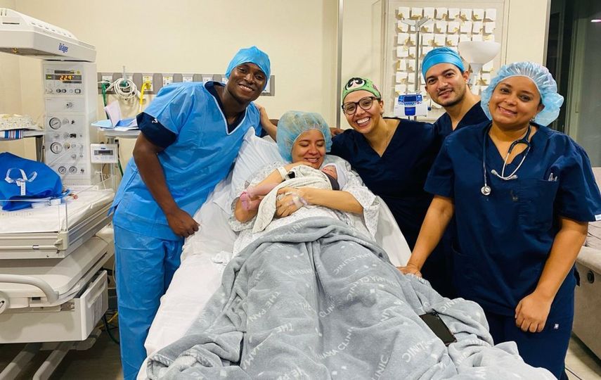 Alonso Edward y su pareja Katriny Muñoz cargando a Kaal