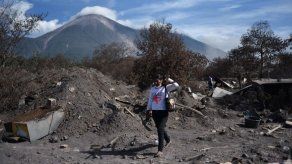Lahares moderados y fuertes caen por faldas del volcán de Fuego de Guatemala