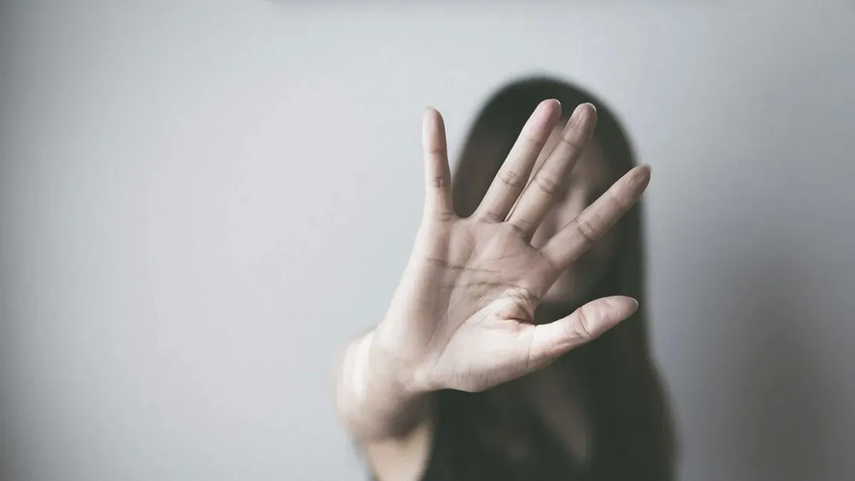 Madre de estudiante presuntamente víctima de agresión sexual pide respuestas de las autoridades.