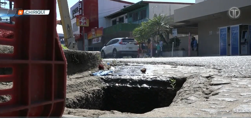 Mujer cae en alcantarillado en Chiriquí e inicia proceso contra el Estado.