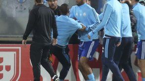 UEFA sancionará a Evra por patear fanático