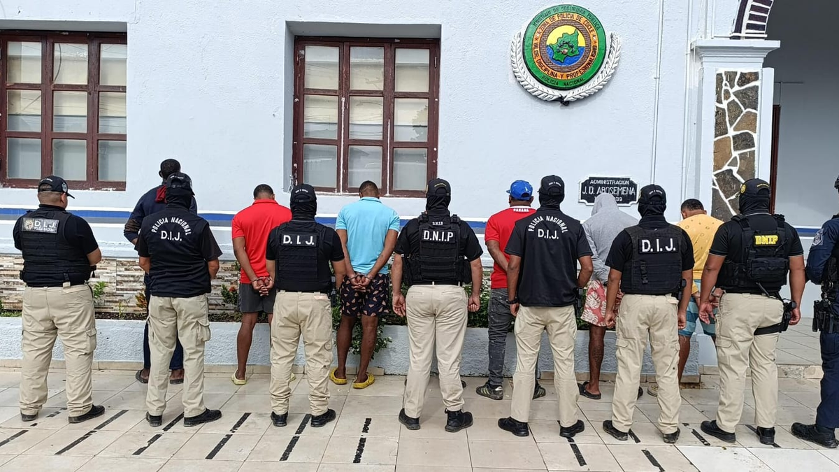 Policía Nacional captura a presuntos integrantes de una pandilla durante una operación en Río Hato. Policía Nacional captura a presuntos integrantes de una pandilla durante una operación en Río Hato.