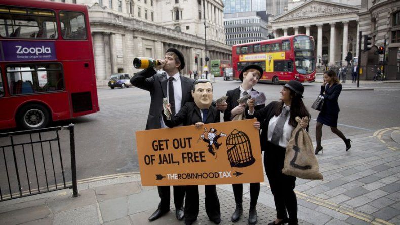 Anuncian plan de vender acciones del Banco Real de Escocia