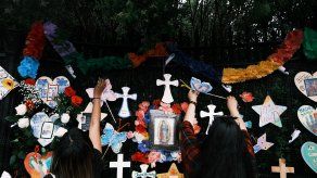 Memorial en honor a fallecidos por el COVID-19 en la entrada del Cementerio de Greenwood, Nueva York, Estados Unidos.