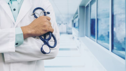 Suben el puntaje mínimo para aprobar examen de medicina