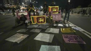 “Los mandaremos a casa, recuperaremos el dinero del pueblo y los echaremos a la cárcel”, insistió Pushpakumara.