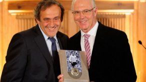 Beckenbauer recibe de Platini el Premio Presidencial de la UEFA