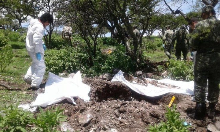 Encuentran 14 cuerpos en una fosa clandestina del centro de México