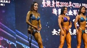 Una mujer culturista con una sola pierna sorprende en China