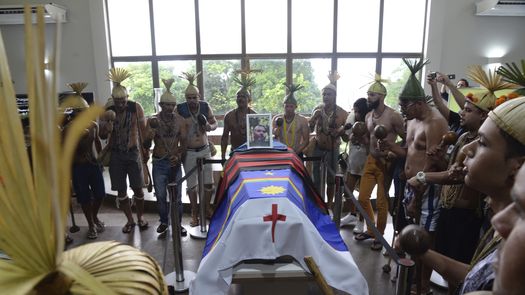 Miembros del grupo indígena xukuru entonaron canciones fúnebres junto al ataúd cerrado de Pereira durante la ceremonia en Recife.
