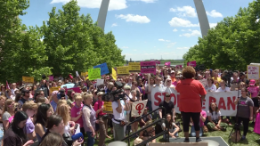 Misuri podrá mantener clínica de abortos tras fallo judicial de último momento
