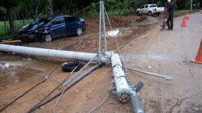 Auto colisiona y tumba poste de luz en Santa Ana de Los Santos