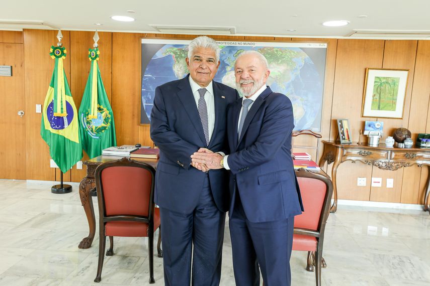 Presidente José Raúl Mulino conversa con Luiz Inácio Lula da Silva.