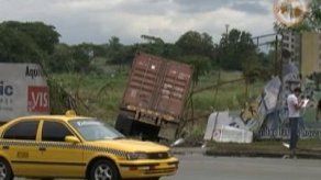 Mula choca con camión de la Dimaud en Villa Catalina