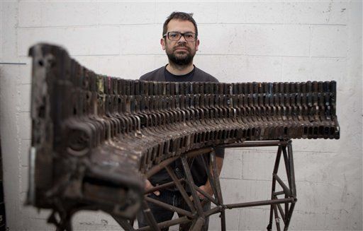 Artista mexicano hace música con armas