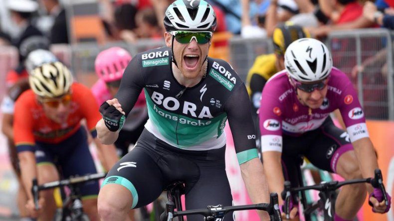 Bennett gana la séptima etapa, Yates sigue liderando el Giro