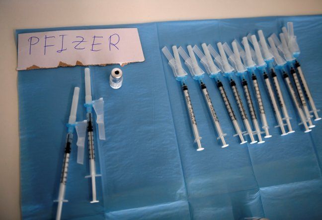 Jeringuillas cargadas con la vacuna de Pfizer.