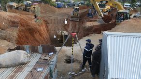 Cinco excavadoras desplegadas en el lugar comenzaron a cavar en paralelo al pozo.