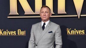 Daniel Craig es todo un maestro coctelero