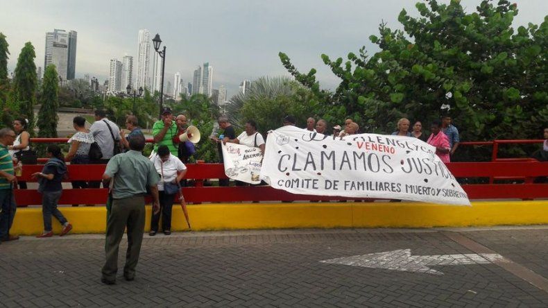 Afectados por dietilenglicol protestan en los alrededores de la Presidencia