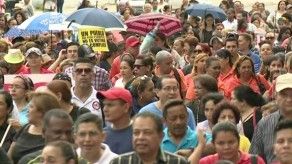 Marcha docentes a la Asamblea Nacional para pedir eliminación de aumento en tarifa eléctrica