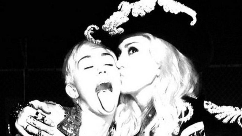 Miley Cyrus y Madonna incendian el escenario