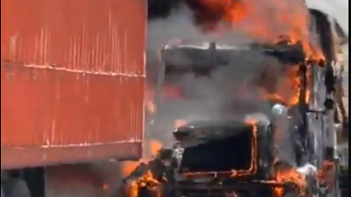 Camión articulado se incendia en Veraguas Camión articulado se incendia en Veraguas