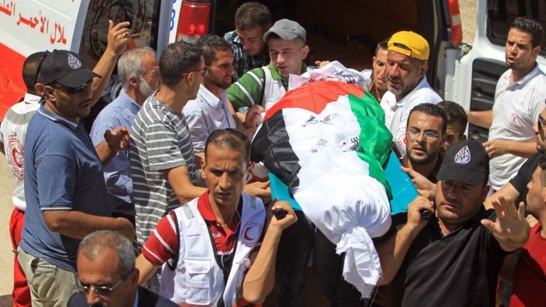 Cientos de palestinos despiden al padre del bebé quemado en su entierro