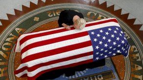 Los restos de John McCain yacen en el Capitolio de Arizona