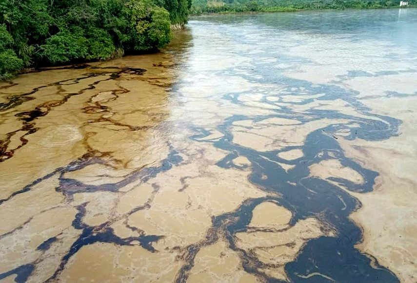 Derrame de petróleo tiñe un río de Ecuador y decreta emergencia ambiental.