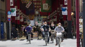 En total, Japón tiene alrededor de 828.000 casos confirmados y 15.000 muertes.