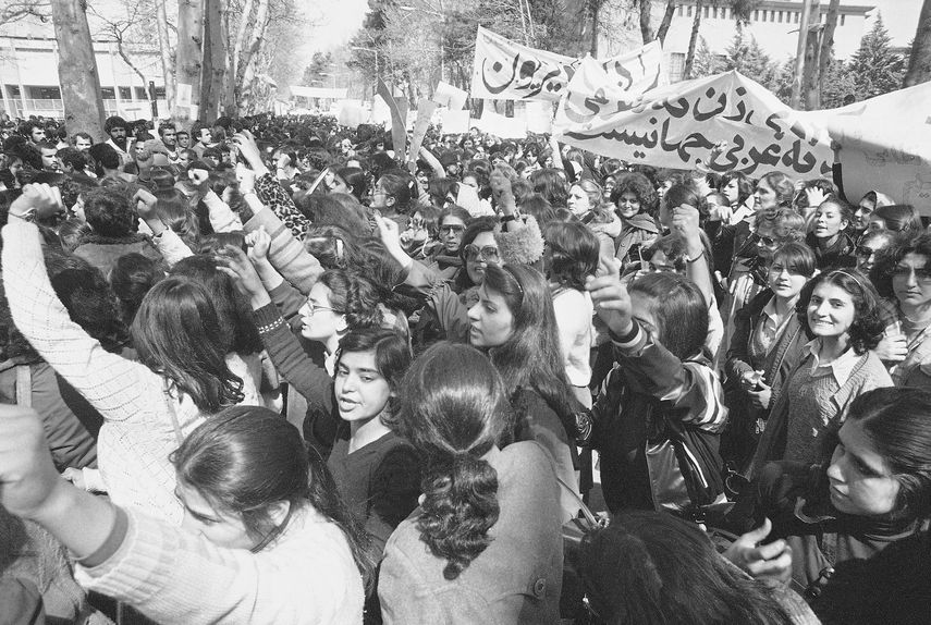 Irán: Protestas contra el velo siguen a larga resistencia
