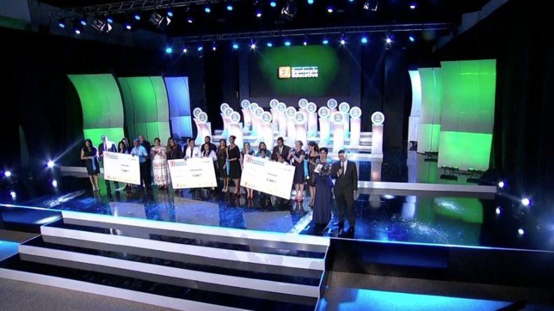 Premian esfuerzo de 9 centros oficiales e inicia camino hacia la excelencia educativa