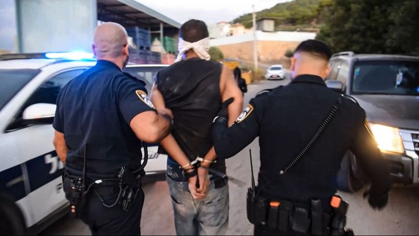 Oficiales llevándose a uno de los seis militantes palestinos que escaparon de una prisión de alta seguridad a principios de esta semana.