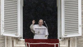 El papa vuelve a saludar desde la Plaza de San Pedro