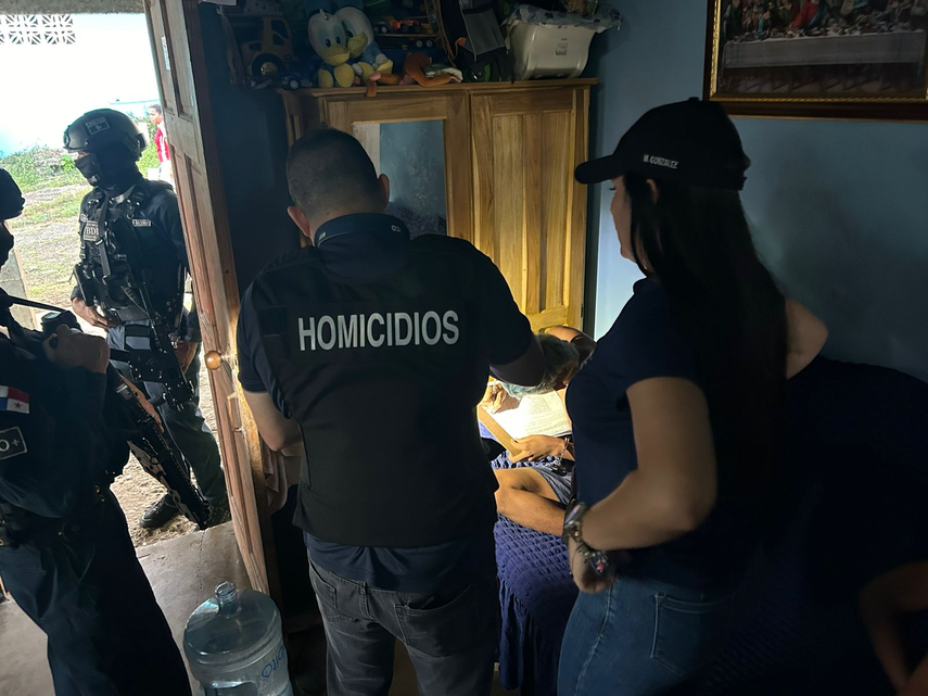 Allanan la residencia de un sospechoso en el homicidio de una mujer encontrada en Pedregal