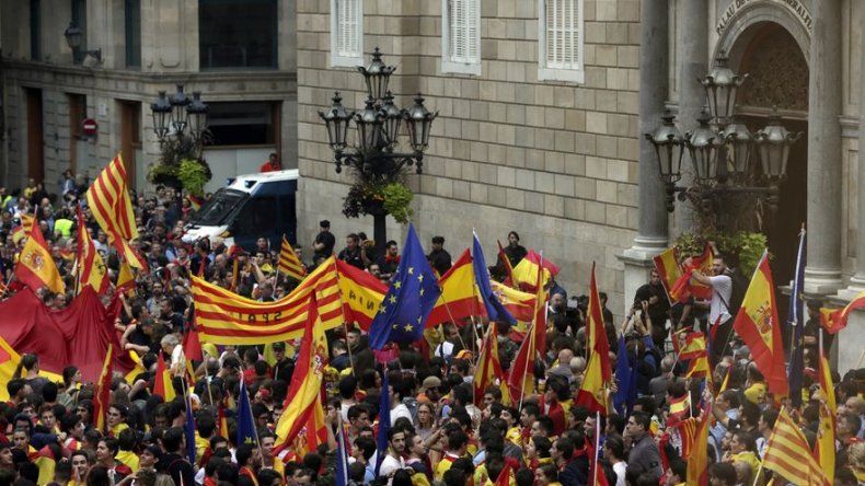 Separatistas catalanes prometen ignorar ultimátum de policía