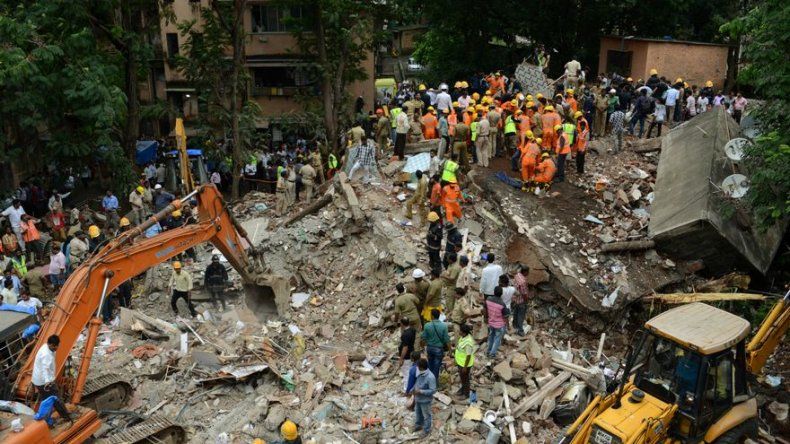 Aumentan a 12 los muertos por el derrumbe de un edificio en la India