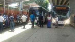 Usuarios inconformes por el Metro Bus cierran calle en Plaza 5 de Mayo