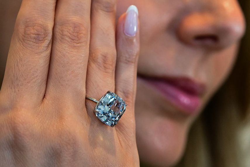 La casa de subastas Sothebys exhibe un raro diamante azul en Abu Dabi.