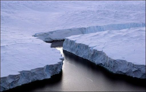 Crucero argentino varado en la Antártica