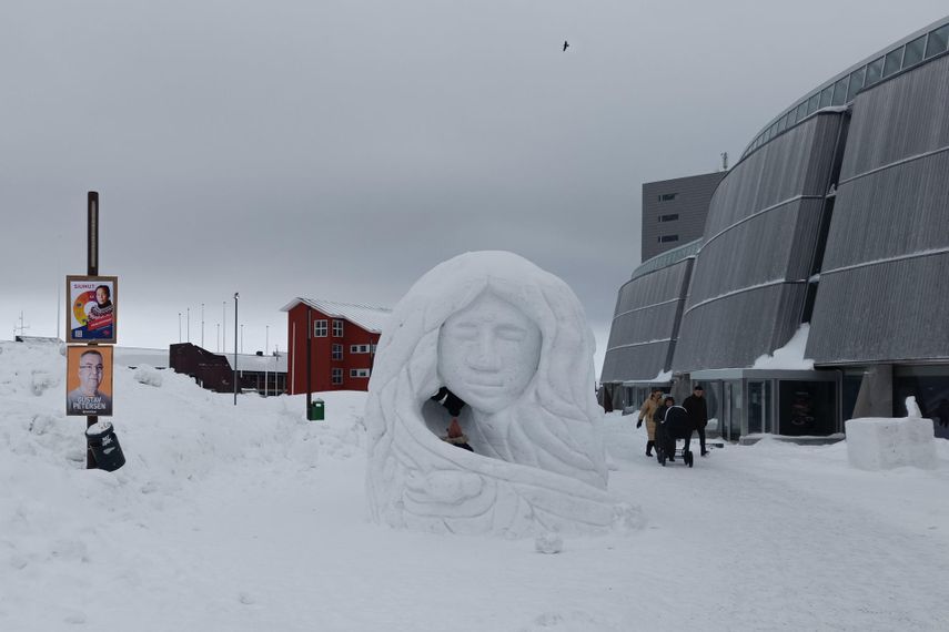 Suecia anuncia envío de oficiales militares a Groenlandia para preparar maniobras aliadas.