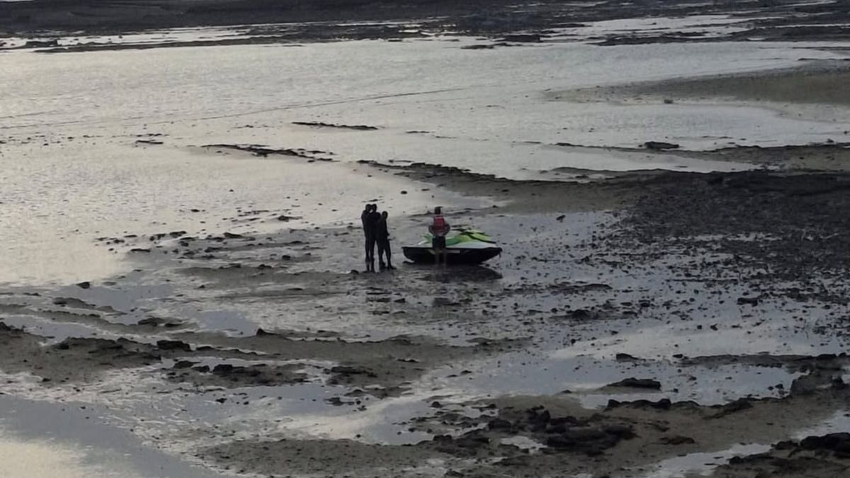 SPI rescata a hombre varado en un jet ski. SPI rescata a hombre varado en un jet ski.
