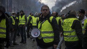 Le Pen reitera su apoyo a chalecos amarillos tras los disturbios en París