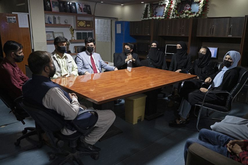 Los miembros del personal del canal 1TV