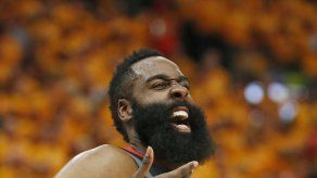 Rockets derrotan al Jazz 104-101