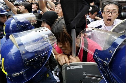 Manifestantes protestar contra la cumbre del G8