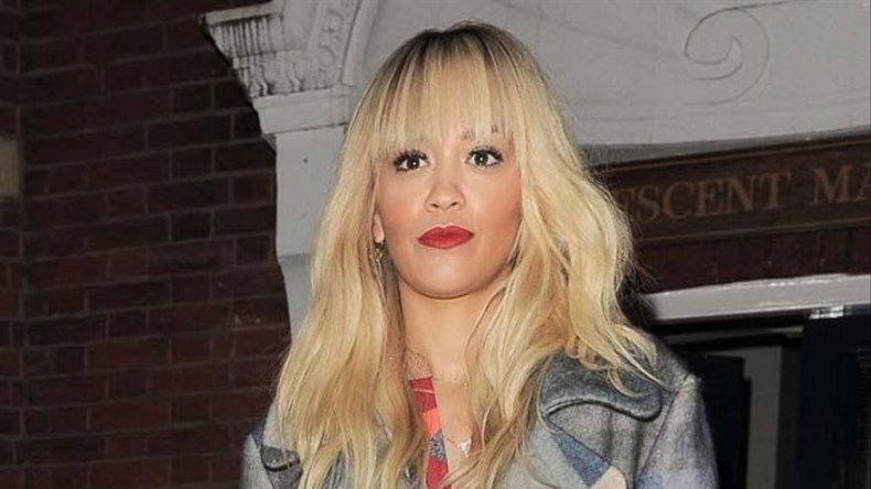 Rita Ora borra tweet al no conseguir apoyo de sus fans