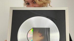 Erika Ender muestra su placa de Disco de Platino en redes sociales.